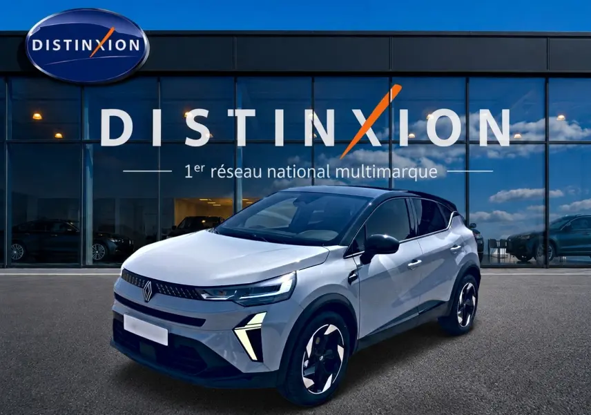 Renault Captur 1.2 TCe 115 Techno 2026 en 3/4 avant, couleur Rafale avec toit noir et jantes alu distinctives.
