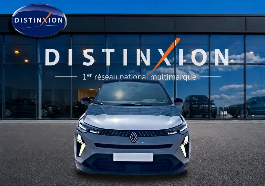 Vue avant d'un Renault Captur 1.2 TCe 115 Techno gris Rafale avec toit noir, feux LED et calandre distinctive.