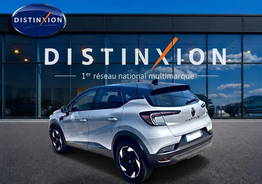 Renault Captur 1.2 TCe 115 Techno vue 3/4 arrière côté gauche, couleur Rafale avec toit noir brillant.