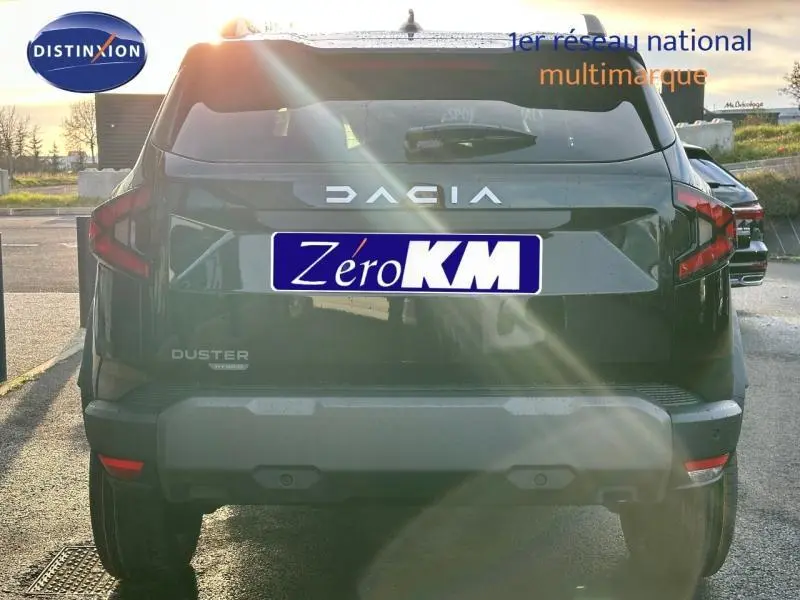 Vue arrière d'un Dacia Duster 1.8 hybrid 155ch Journey noir nacré métallisé avec logo DACIA bien visible.