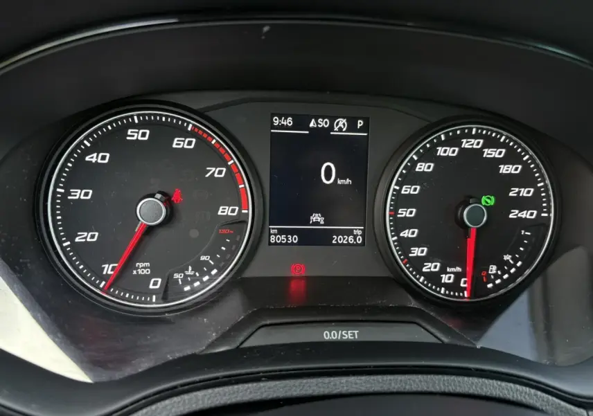 Vue rapprochée du tableau de bord du SEAT Arona gris, affichant compte-tours, vitesse et écran digital central.