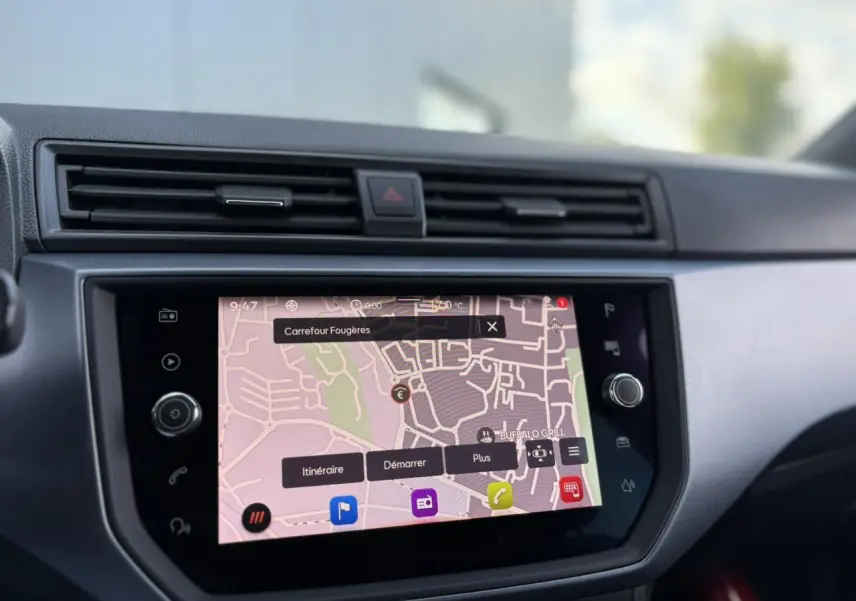 Écran tactile GPS affichant une carte détaillée dans l'habitacle d'une SEAT Arona gris magnétique.