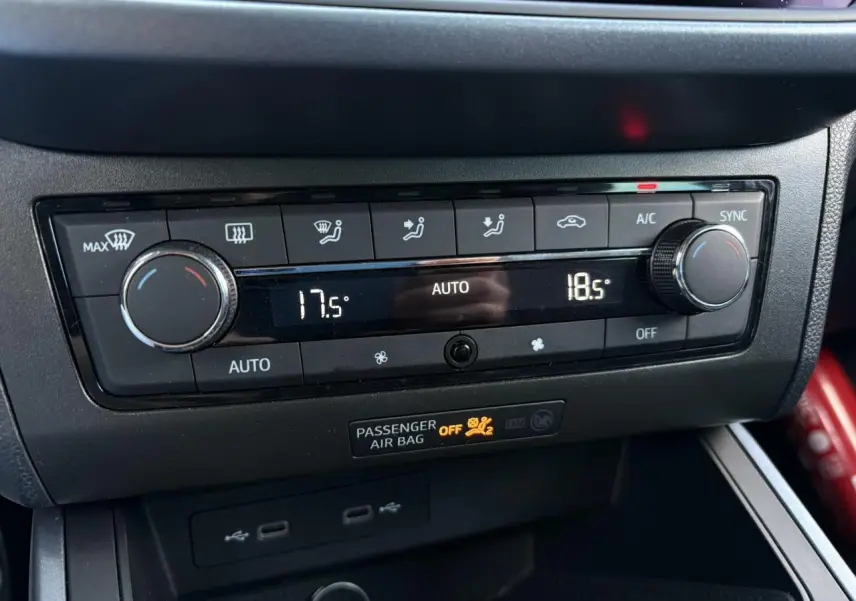 Gros plan sur la commande de climatisation bi-zone du SEAT Arona gris, affichant 17,5° et 18,5° en mode automatique.