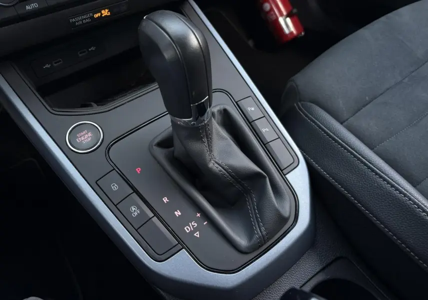 Gros plan sur la console centrale de la SEAT Arona 2020 avec levier de boîte auto noir et sellerie suédine grise.
