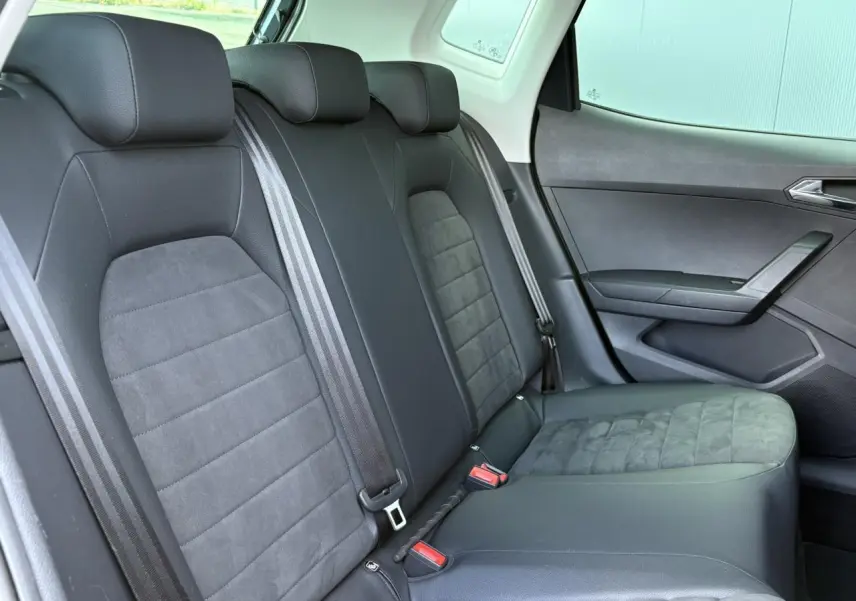 Banquette arrière en suédine noire de la SEAT Arona TSI 110 DSG Style, vue côté droit avec ceintures visibles.