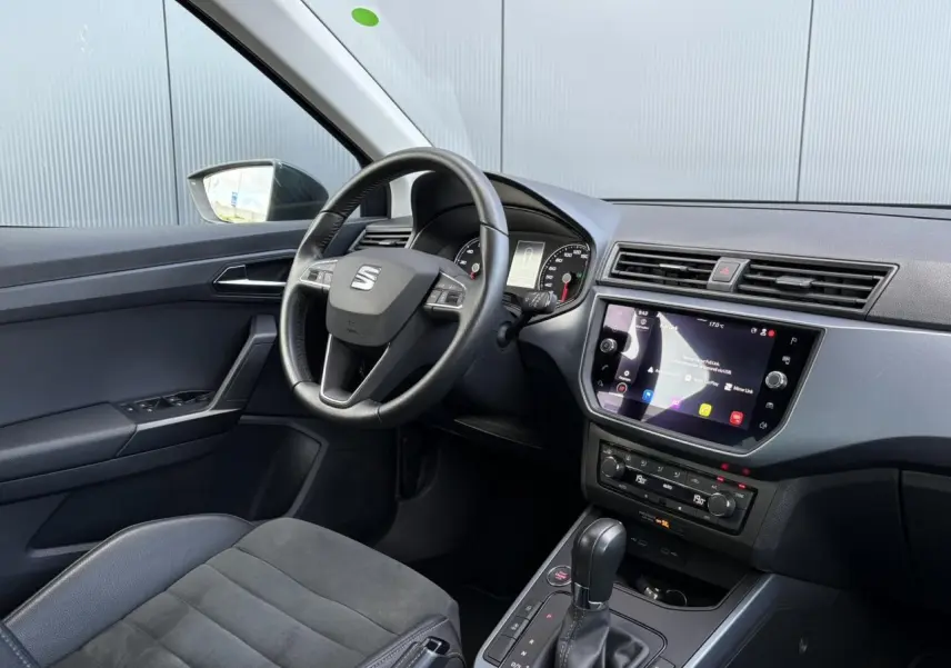 Intérieur côté conducteur du SEAT Arona TSI 110 DSG Style 2020, avec sellerie suédine et écran tactile GPS.