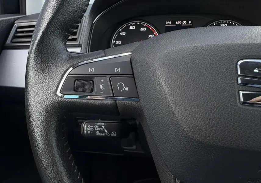 Gros plan sur le volant en cuir noir avec logo SEAT, intérieur du SEAT Arona TSI 110 DSG Style 2020.