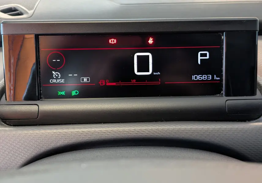 Affichage numérique du tableau de bord de la Citroën C4 Cactus blanc, montrant la vitesse à 0 km/h et le compteur kilométrique.