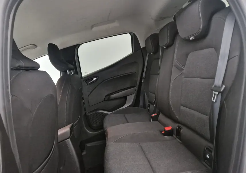 Vue intérieure côté droit des sièges arrière noirs de la Renault Clio V gris platine, modèle 1.0 TCE 90 Zen 2021.