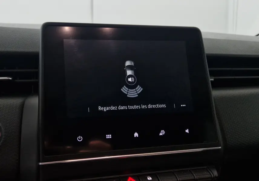 Écran tactile intérieur de Renault Clio V 1.0 TCE 90 Zen affichant l'alerte de surveillance des angles morts.