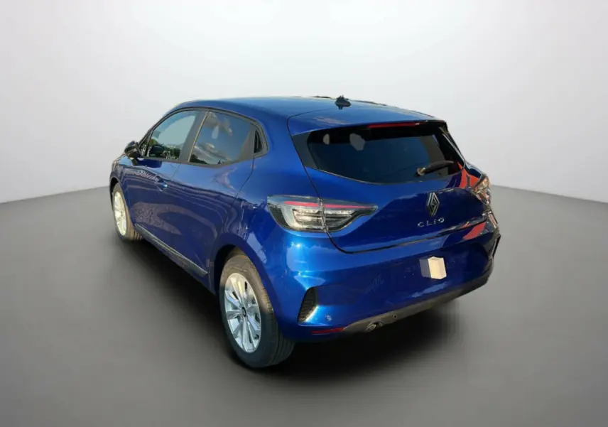 Vue 3/4 arrière droite d'une Renault Clio 2025 bleu iron avec feux arrière LED et vitres teintées.