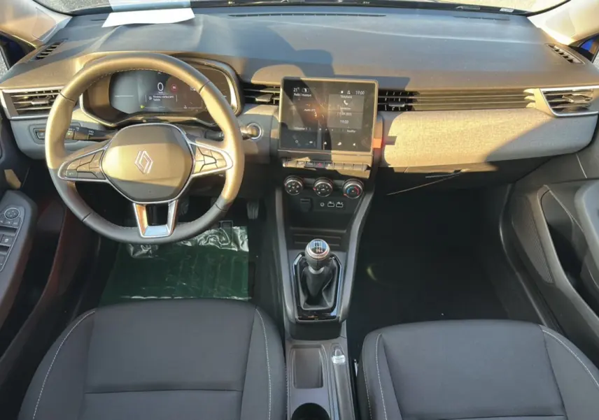 Vue intérieure avant de la Renault Clio DCI 100 Evolution 2025 avec volant multifonction et boîte manuelle.