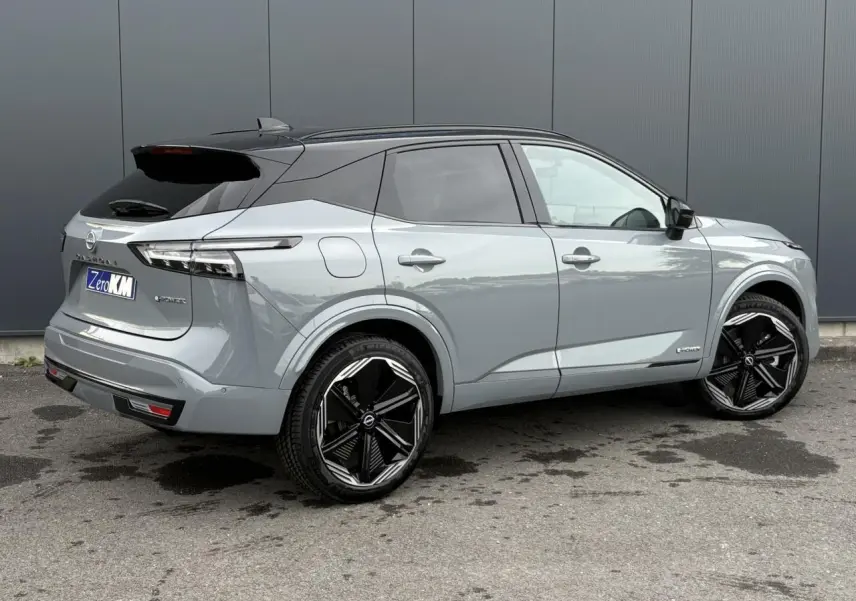 Vue 3/4 arrière droit du Nissan Qashqai 2025 gris Ceramic avec toit noir et jantes alliage 20 pouces noires.