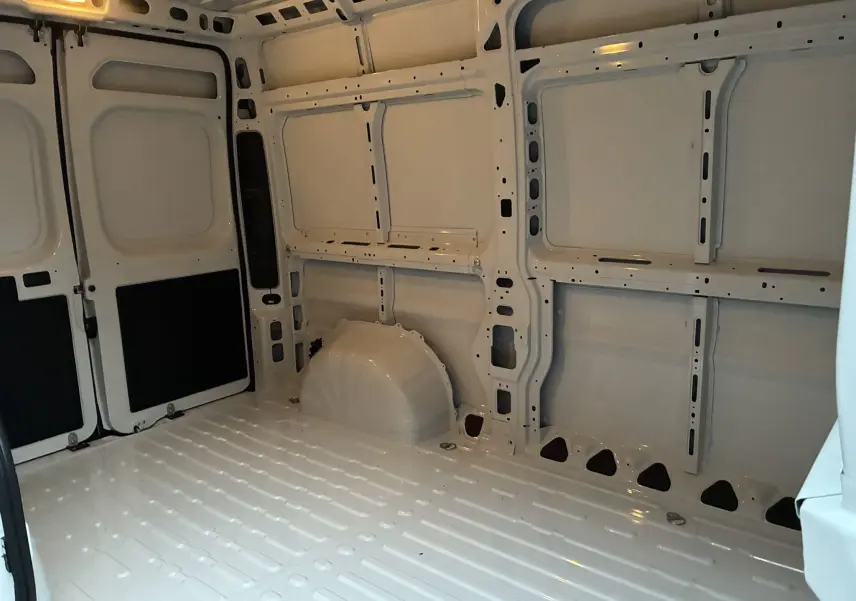 Intérieur du fourgon FIAT Ducato 2.2 140 L2H2 blanc, vue intérieure arrière montrant la carrosserie nue et l'espace de chargement.