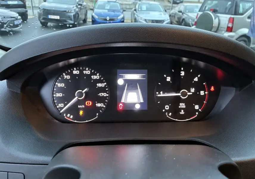 Vue rapprochée du tableau de bord du Fiat Ducato Fourgon blanc 2025, affichant vitesse, compte-tours et écran central.