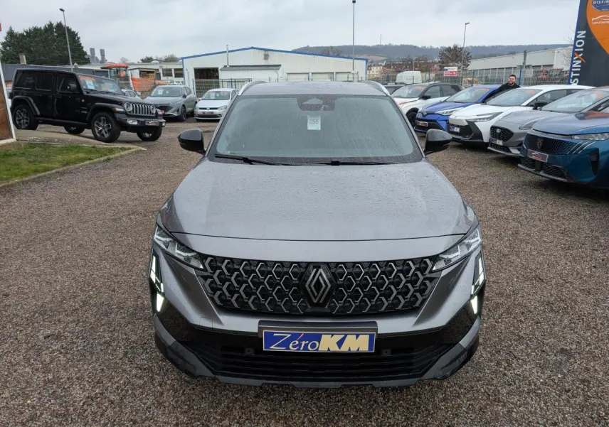 Vue avant d’un Renault Austral gris avec calandre à motifs hexagonaux et feux LED en forme de crocs.