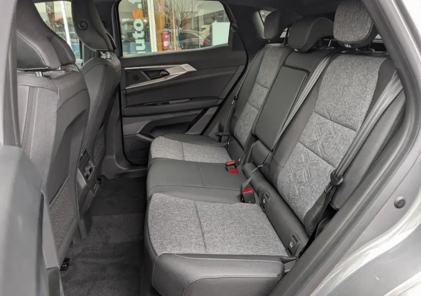 Vue intérieure côté droit des sièges arrière gris clair et noir du Renault Austral 2025 avec banquette coulissante.