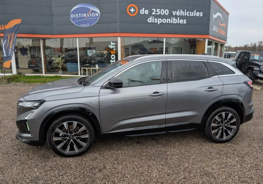Vue de profil côté gauche d’un Renault Austral gris avec jantes alliage noires et toit panoramique.