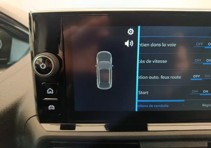 Écran tactile intérieur du Peugeot Partner 2025 montrant les réglages d'aides à la conduite et sécurité.
