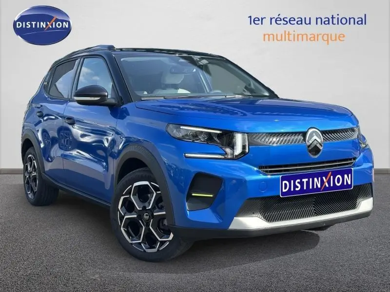 Citroën C3 1.2 Turbo 100ch MAX en Bright Blue avec toit noir, vue 3/4 avant mettant en valeur les jantes alu et phares LED.