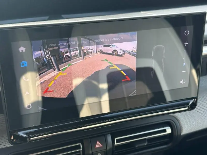 Écran tactile intérieur montrant la caméra de recul avec guidage coloré sur une Citroën C3 Bright Blue 2025.