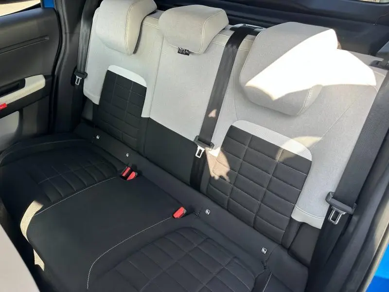 Vue intérieure de la banquette arrière bicolore noire et grise de la Citroën C3 2025 Bright Blue avec toit noir.