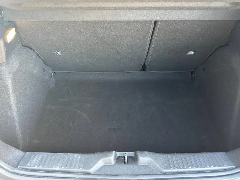 Coffre vide en tissu noir de la Citroën C3 1.2 Turbo 100ch MAX, vue intérieure depuis l'ouverture arrière.