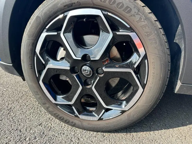 Gros plan sur la jante alu noire et argentée de la Citroën C3 1.2 Turbo 100ch MAX en Bright Blue.
