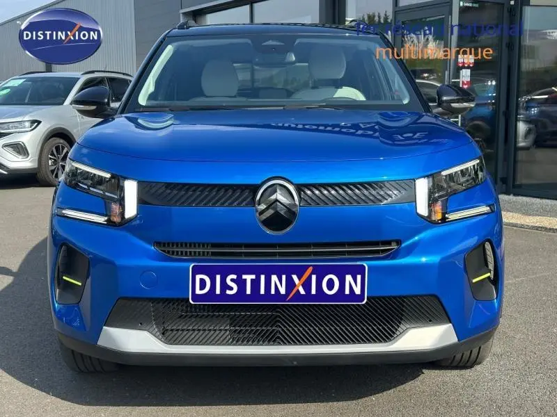 Vue de face d'une Citroën C3 1.2 Turbo 100ch MAX en Bright Blue avec toit noir, calandre et phares LED distinctifs.