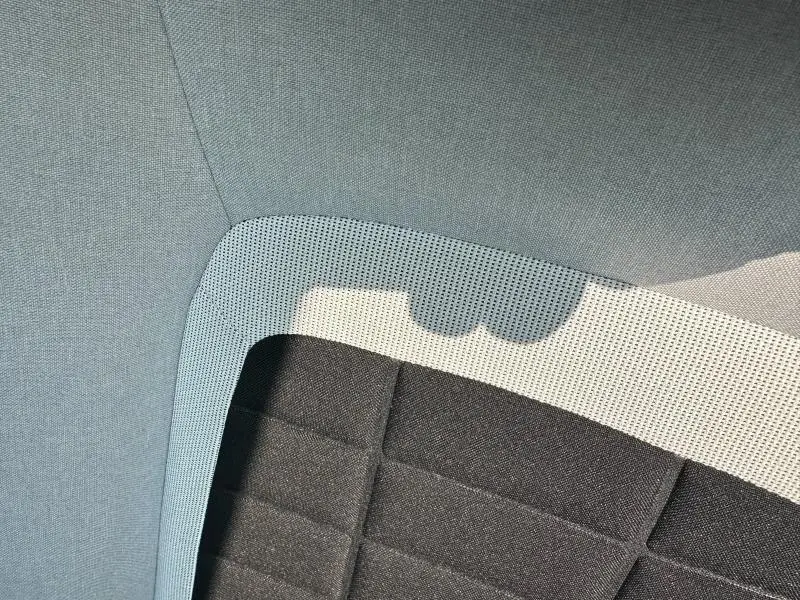 Détail du tissu de siège noir et gris clair de la Citroën C3 2025, vue rapprochée du revêtement intérieur.