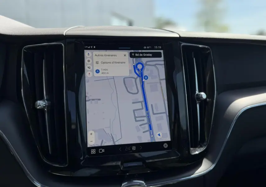 Écran tactile central du tableau de bord du Volvo XC60 2024 affichant un itinéraire de navigation.