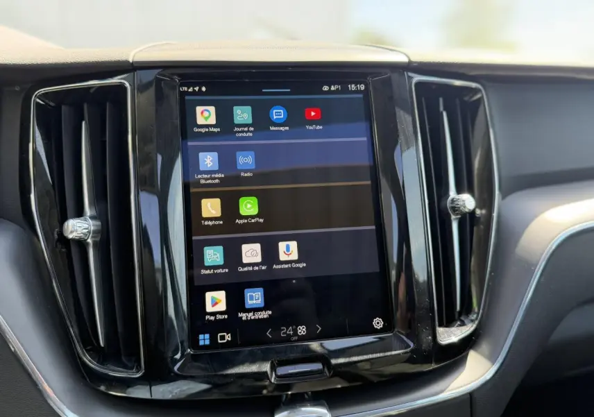 Vue rapprochée de l’écran tactile central noir du tableau de bord du Volvo XC60 blanc Crystal 2024.