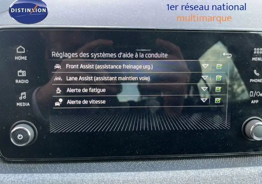 Écran tactile intérieur de la Skoda Scala 2025 affichant les réglages d'aide à la conduite, avec interface noire brillante.