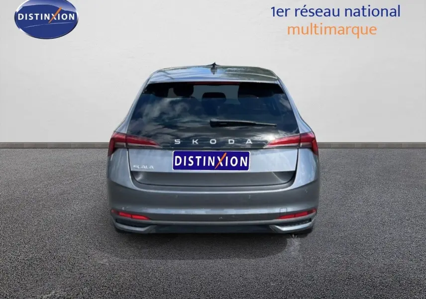 Vue arrière d'une Skoda Scala gris magnétique métal avec feux arrière allongés et hayon fermé.