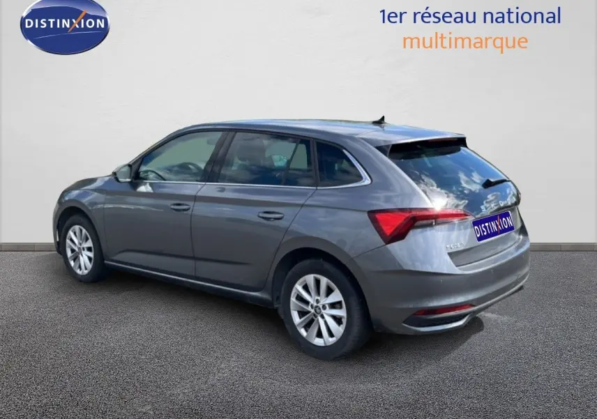 Vue 3/4 arrière droite d'une Skoda Scala gris magnétique métal avec feux arrière LED et jantes alliage 16 pouces.