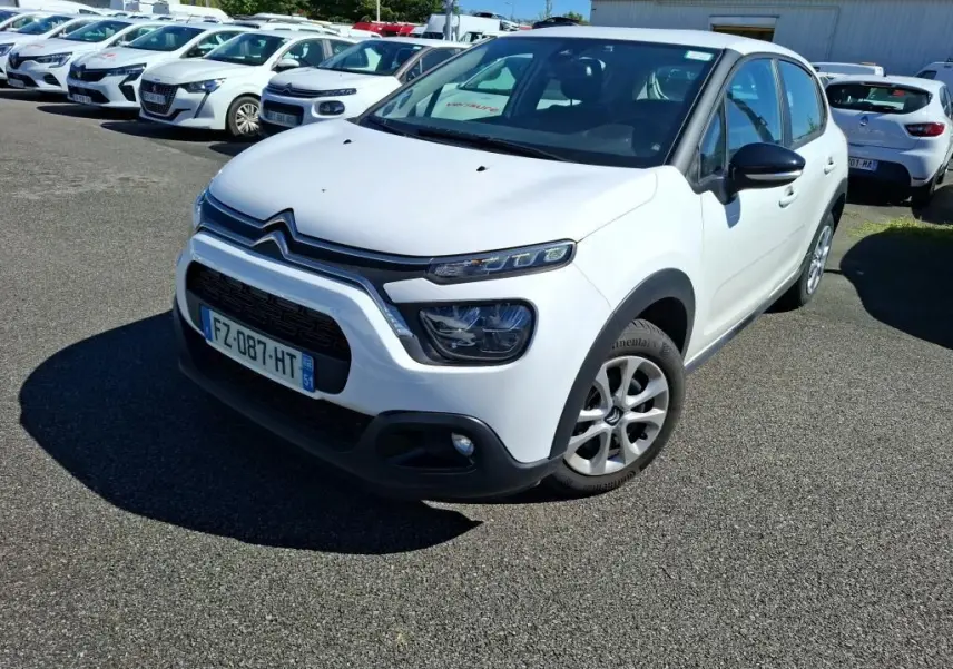Citroën C3 Société blanche vue en 3/4 avant droit, avec calandre noire et jantes alliage sur parking.
