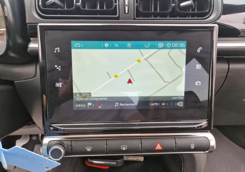 Vue rapprochée de l’écran tactile central du tableau de bord de la Citroën C3 Société blanc, affichant la navigation GPS.