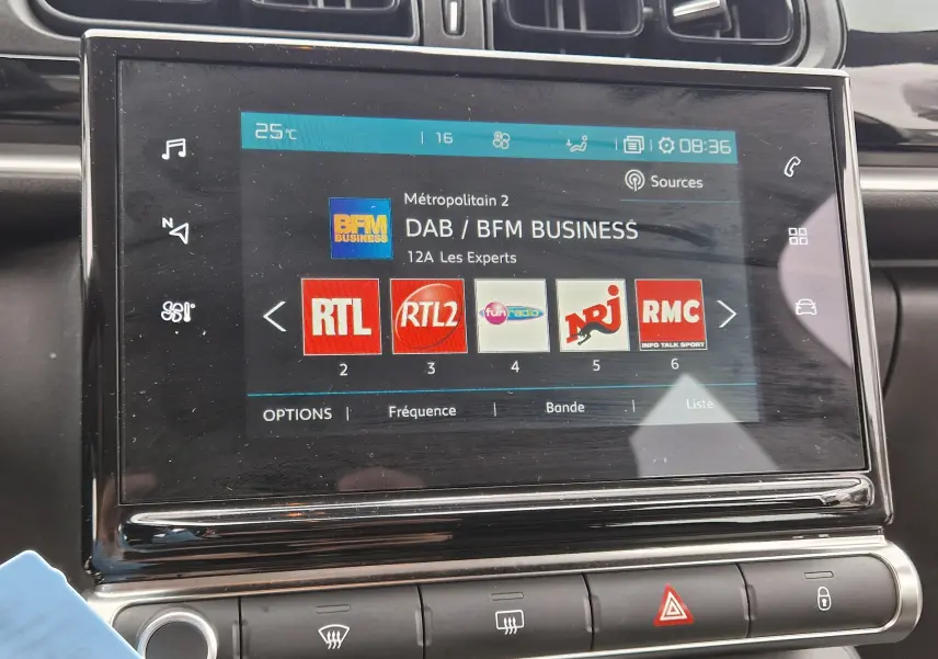 Gros plan sur l'écran tactile central du tableau de bord de la Citroën C3 Societe blanc, affichant les radios DAB.