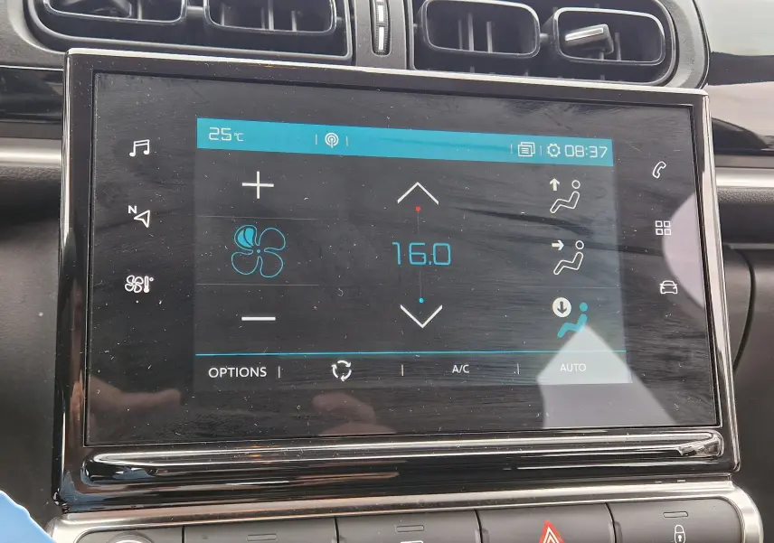 Écran tactile central de la Citroën C3 Société 2021 montrant les réglages de climatisation à 16°C.