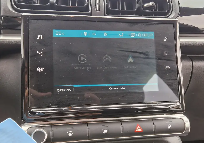 Écran tactile central du tableau de bord de la Citroën C3 Société blanc, affichant les options de connectivité.