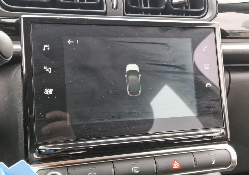 Écran tactile central affichant la vue aérienne d'une Citroën C3 Société blanche, tableau de bord noir.