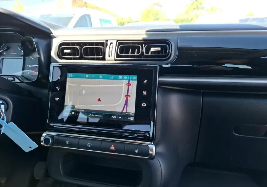 Vue intérieure du tableau de bord de la Citroën C3 Société 2021, écran tactile avec navigation et aérateurs centraux noirs.