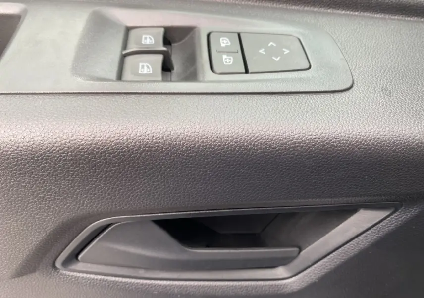 Gros plan sur la commande des vitres électriques et le bouton de réglage des rétroviseurs côté conducteur du Renault Master.