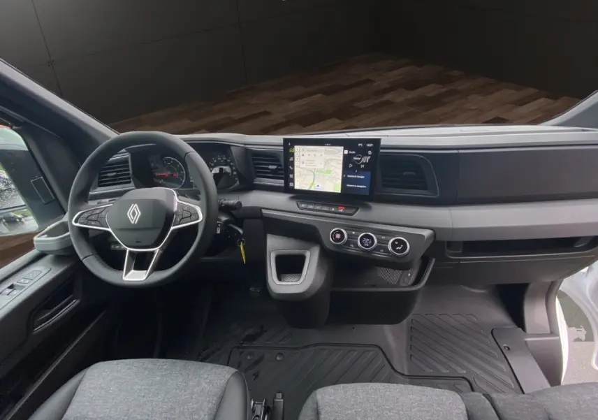 Vue intérieure avant du Renault Master blanc 2026, tableau de bord moderne avec écran tactile central et volant multifonctions.