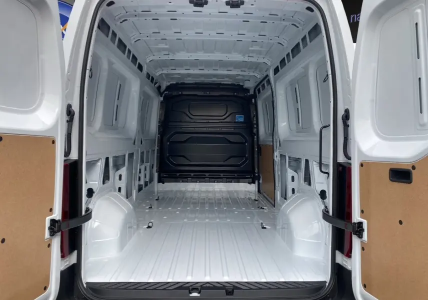 Vue arrière du Renault Master blanc 2026, montrant l'intérieur vide et spacieux de la zone de chargement avec cloison noire.