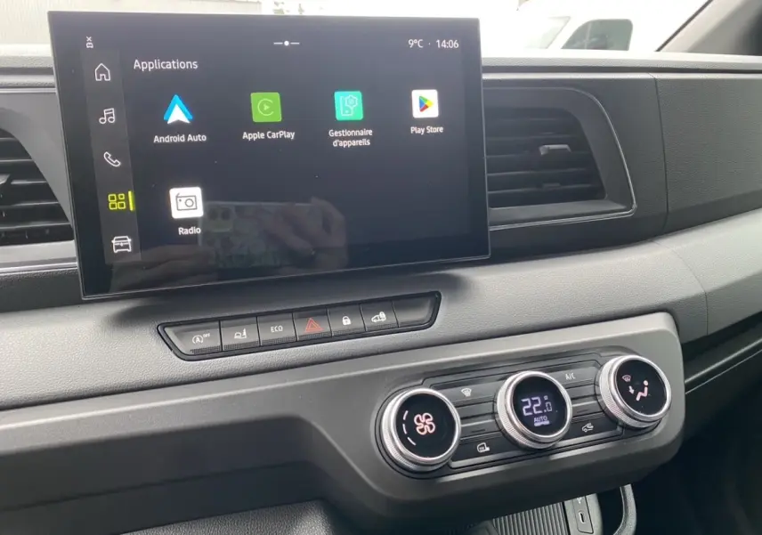Vue intérieure du tableau de bord du Renault Master 2026, écran tactile central affichant les applications Android Auto et Apple CarPlay.