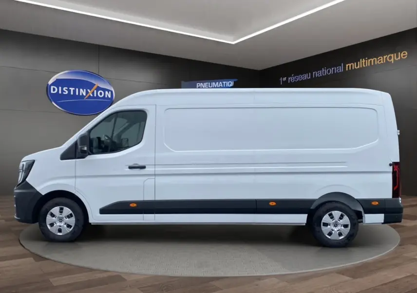 Vue latérale droite d’un Renault Master blanc 2026, fourgon long avec bande noire et feux arrière LED.