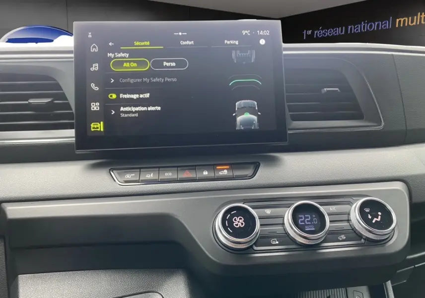Tableau de bord du Renault Master 2026 avec écran tactile central et commandes de climatisation en gros plan.