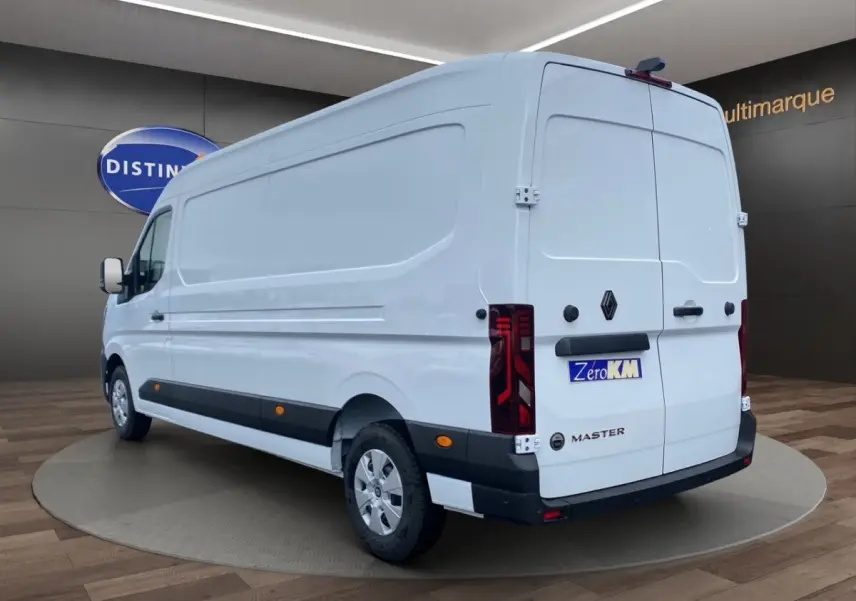 Vue 3/4 arrière droite d’un Renault Master blanc, fourgon utilitaire avec feux arrière LED et logo distinctif.