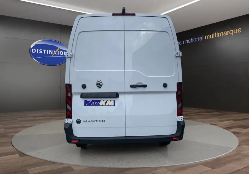 Vue arrière d’un Renault Master blanc avec portes battantes fermées et logo Renault visible.
